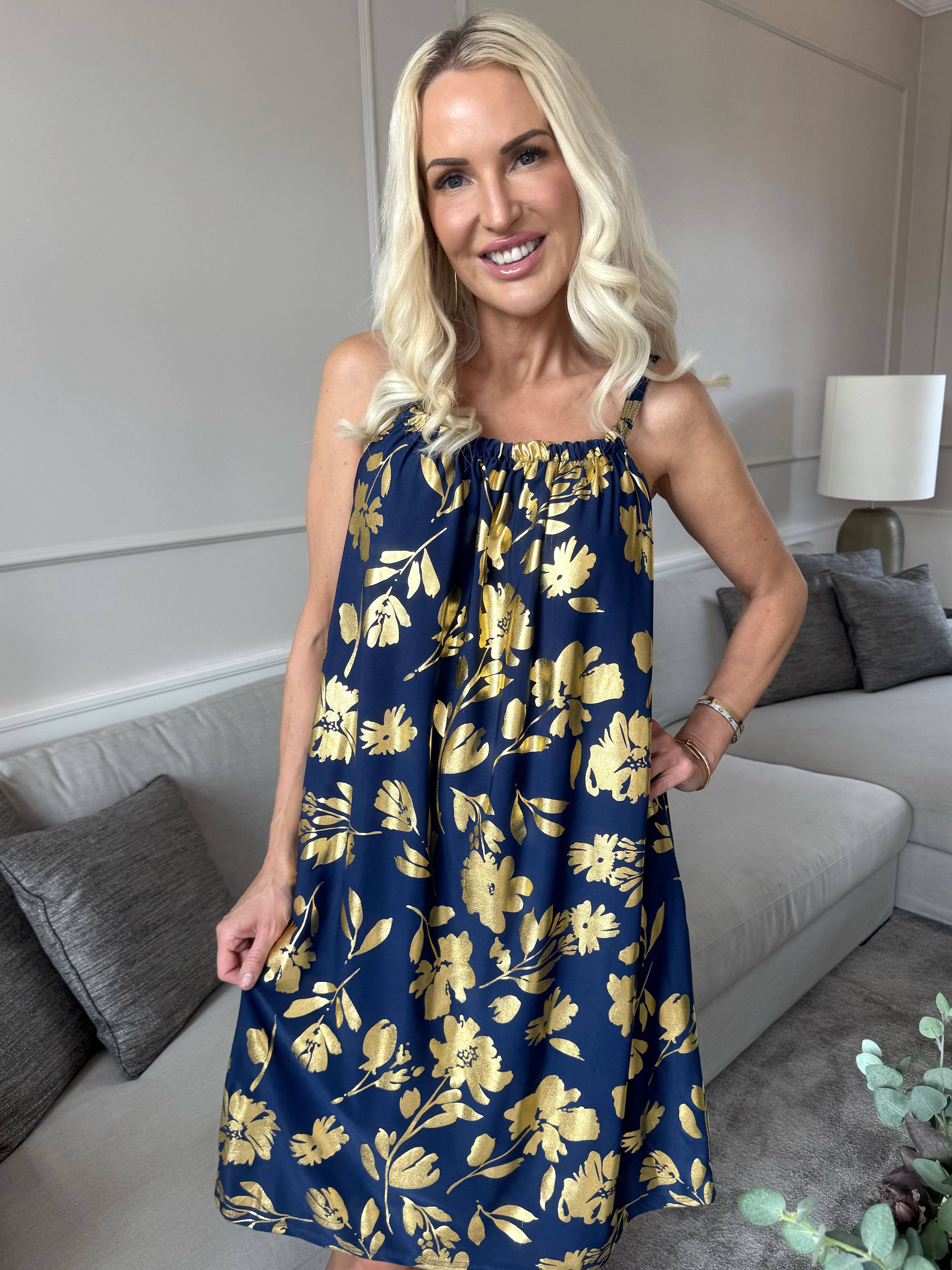 SunLove Gold Flower - Elastisk stropkjole med store guldblade